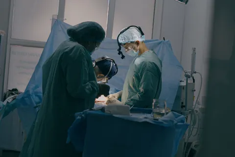 Equipe médica em ambiente cirúrgico